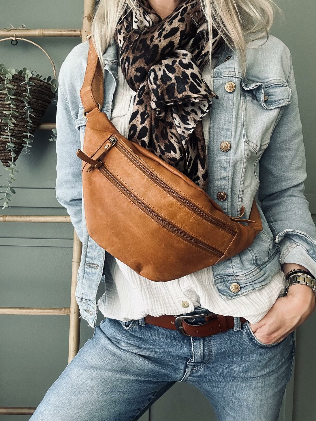 Women’s Adjustable Crossbody Bag with Multiple Compartments 0